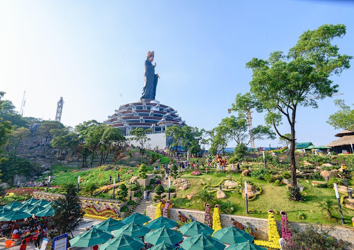 Tượng Phật Bà Quan Âm trên đỉnh núi Bà Đen