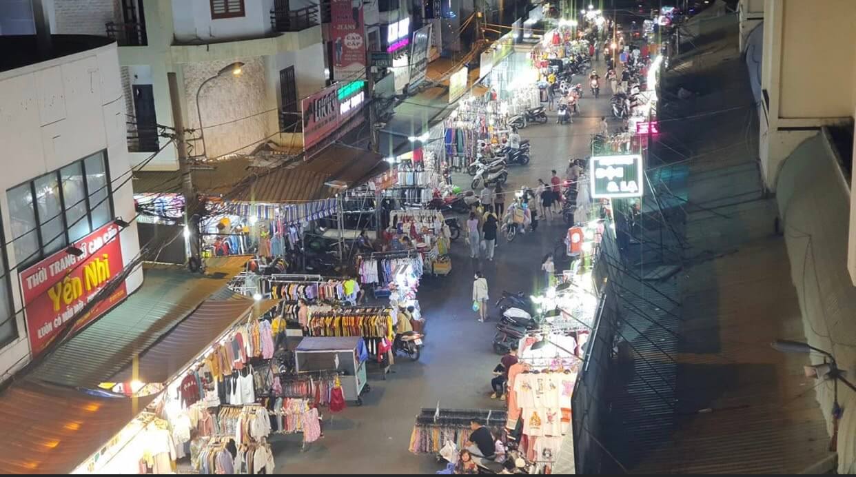 Sài Gòn về đêm nên đi đâu - Tha hồ mua sắm quần áo tại Chợ Hạnh Thông Tây