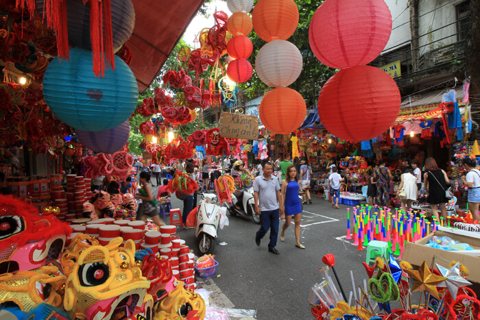 Những địa điểm thú vị ở Hà Nội dành cho tín đồ mua sắm - Chợ đêm Đồng Xuân