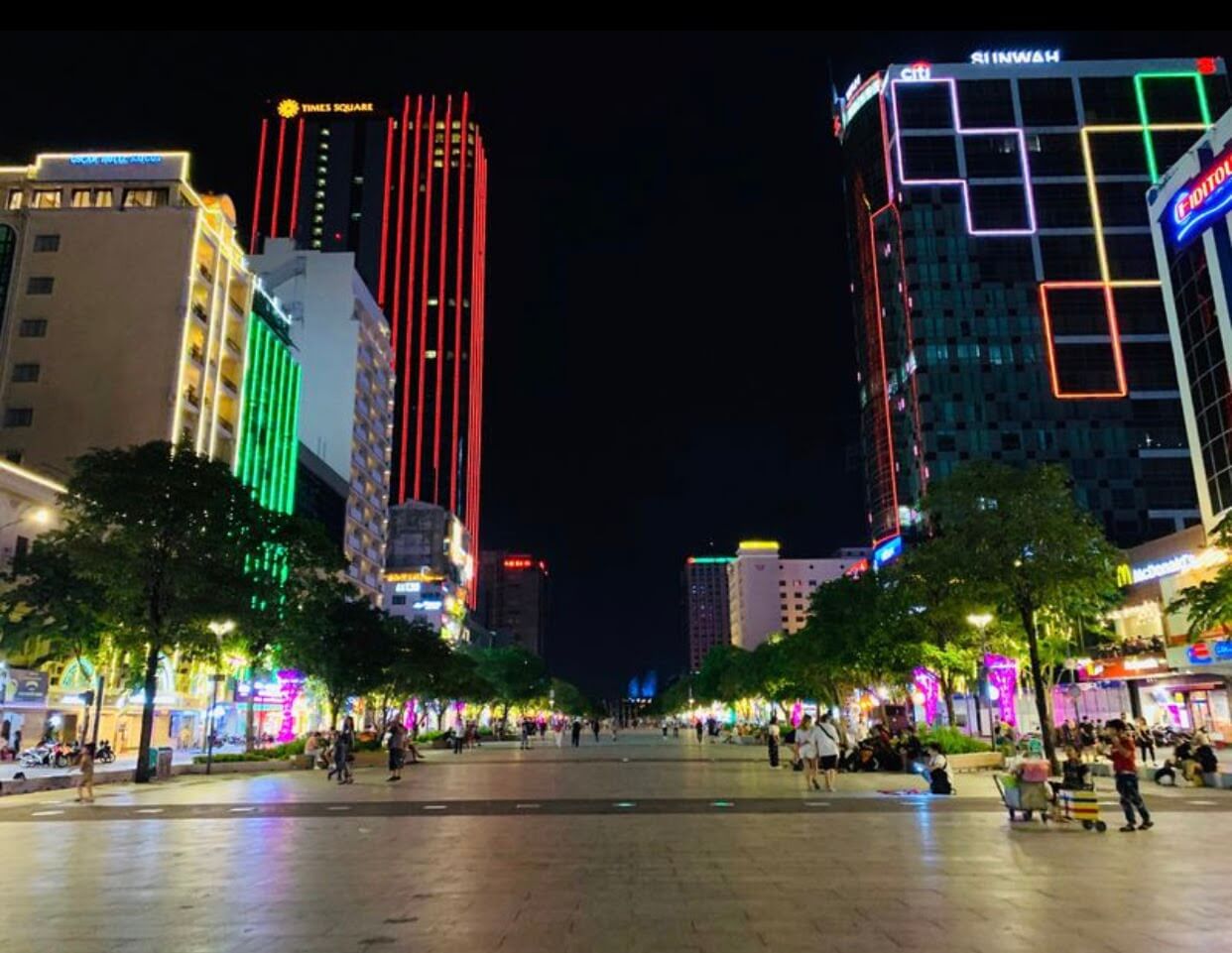 Sài Gòn về đêm nên đi đâu - Phố đi bộ Nguyễn Huệ