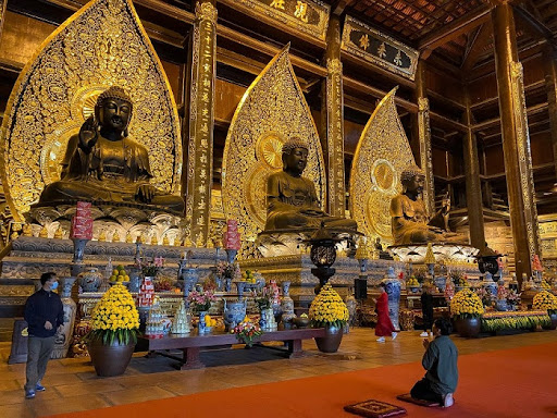 Ba pho tượng Phật bằng đồng đen nặng 200 tấn tại điện Tam Thế Hà Nam. (Nguồn ảnh: Sưu tầm)