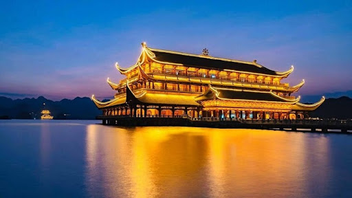 Đình Tam Chúc có một cây cầu zích zắc bắc ngang qua hồ Lục Ngạn nối qua chùa Tam Chúc. (Ảnh: Sưu tầm)