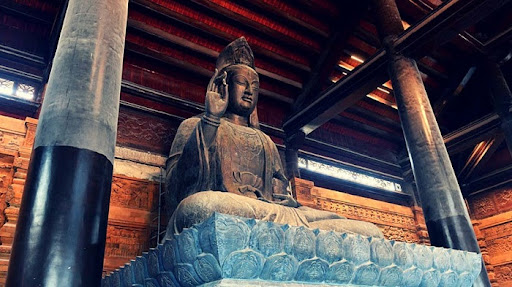 Pho tượng Phật bằng đồng nguyên khối lớn nhất Đông Nam Á tại điện Pháp Chủ. (Nguồn ảnh Sưu tầm)