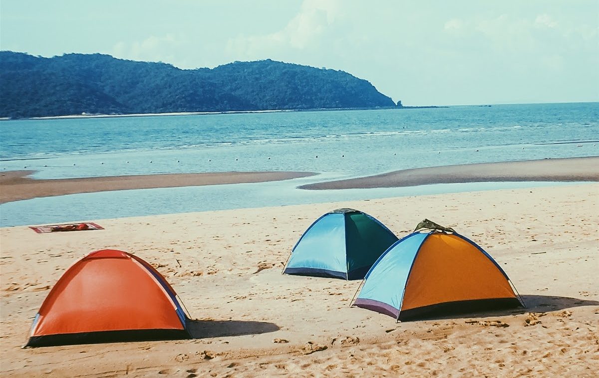Với những bãi cát trắng trải dài, khí hậu mát mẻ Cái Chiên khá phù hợp cho việc ngủ lều trên bãi biển - Ảnh - Sưu Tầm