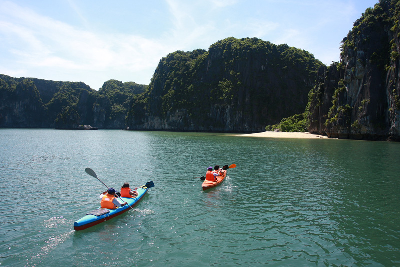 Thử trải nghiệm chèo thuyền Kayak trên đảo Cái Chiên ở Quảng Ninh cũng rất thú vị