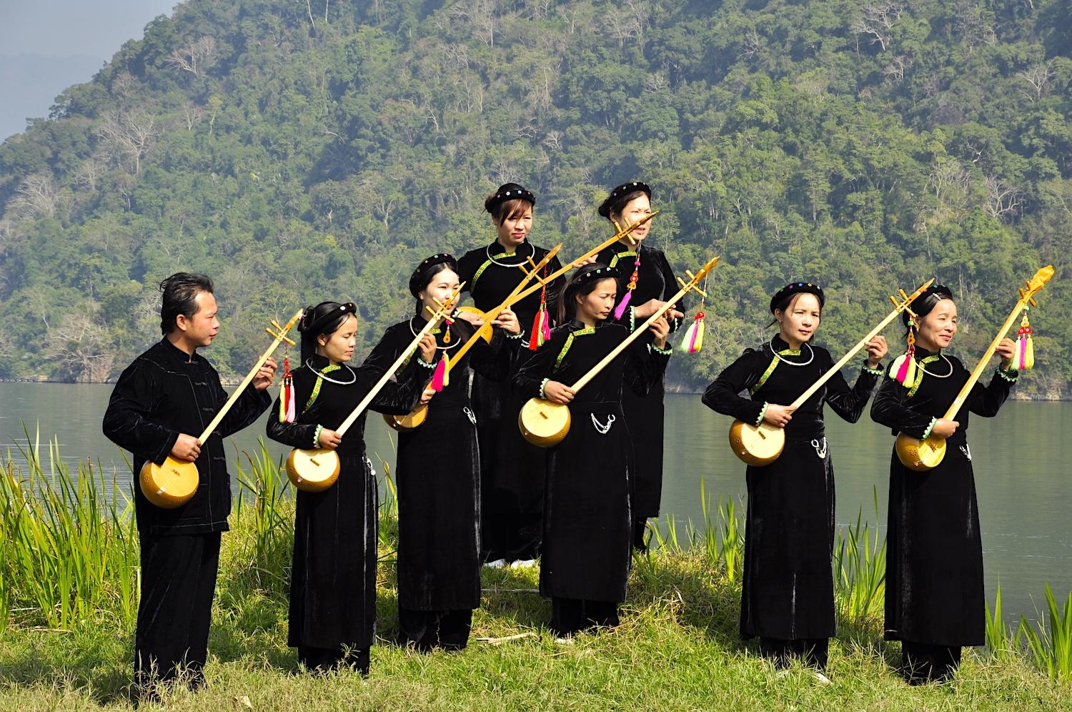 Tên và hình ảnh 54 dân tộc Việt Nam - Dân tộc Tày bên cây đàn tính
