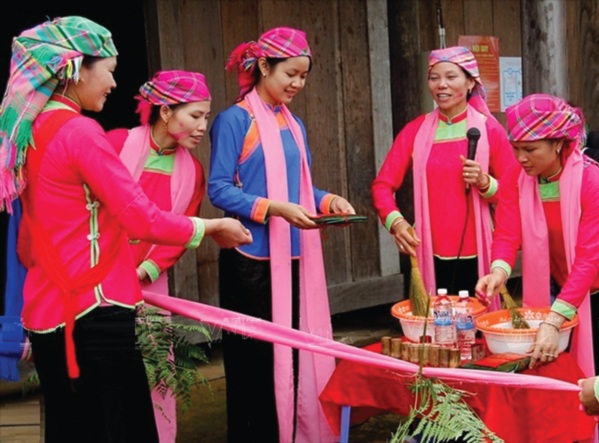 Hình ảnh Dân tộc Giáy với trang phục đa sắc màu ở Lào Cai