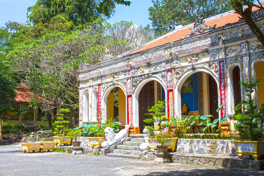 Tham quan cụm núi Bình Điện và ngôi chùa Bửu Long Cổ Tự