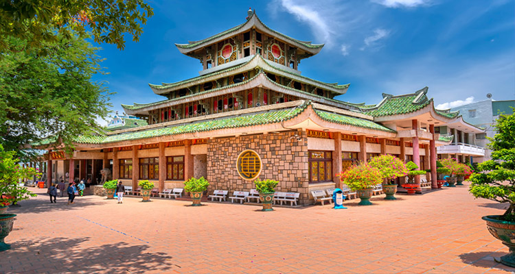 Khám phá kiến trúc đẹp mắt của chùa Bà Châu Đốc An Giang