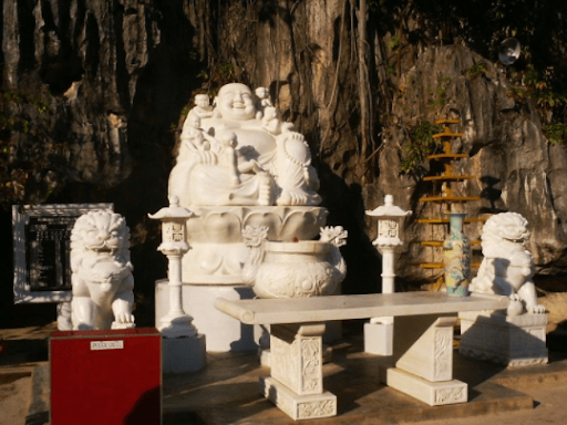 Tượng Phật Di Lặc ở chùa Hang
