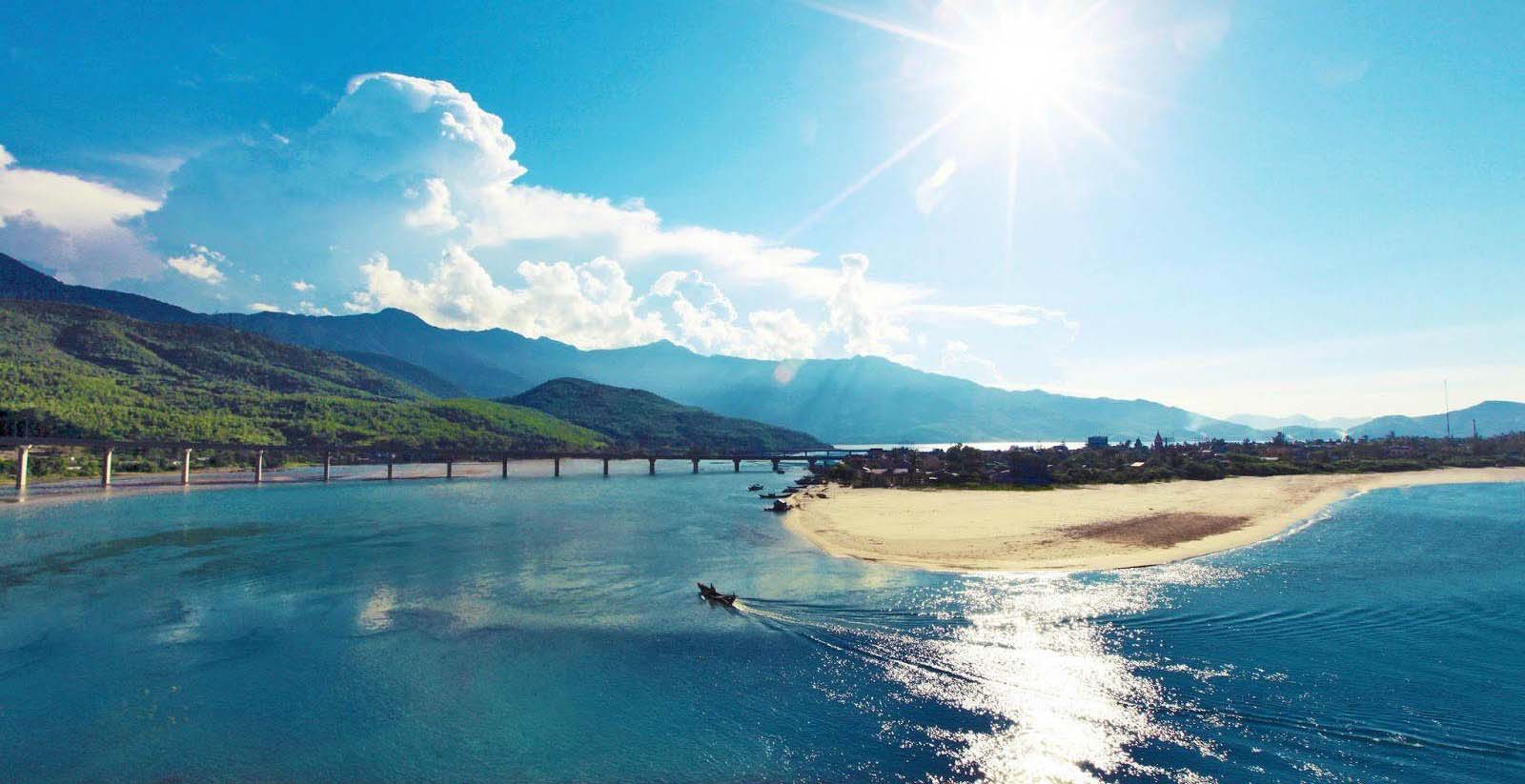Vịnh Lăng Cô - Điểm dừng chân check in đẹp trên đèo Hải Vân