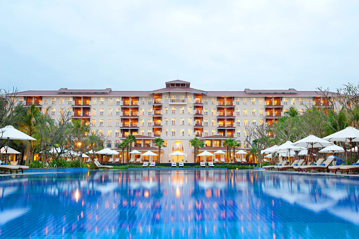 View hồ bơi của resort Vinpearl Luxury Đà Nẵng