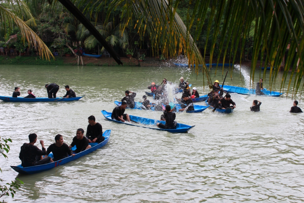 Du khách được tự do đi xuồng trên sông tại Lan Vương Bến Tre