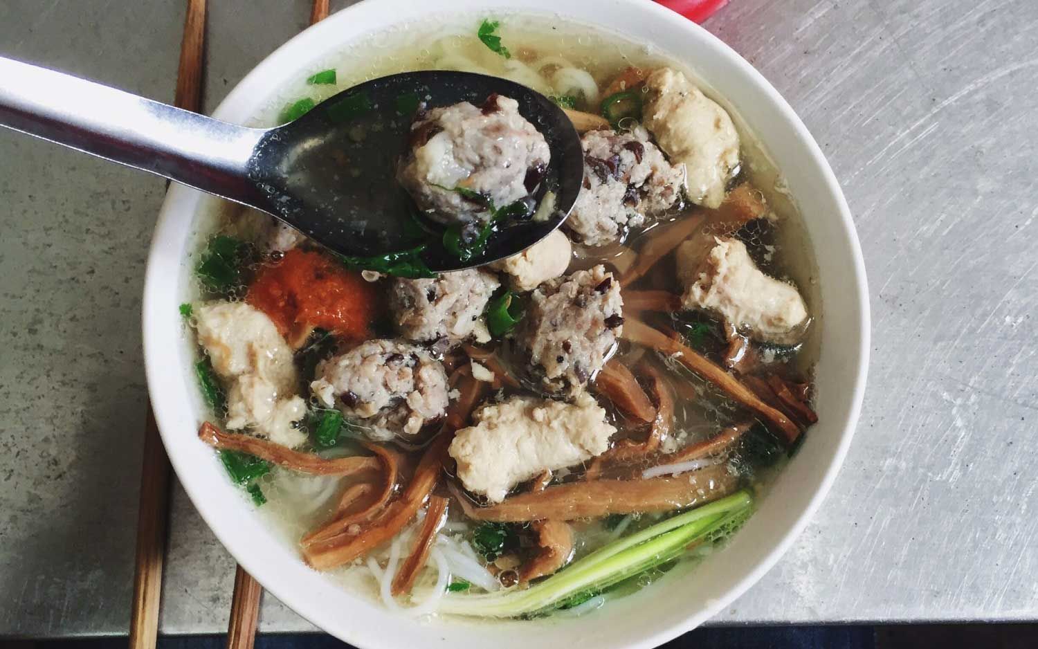 Khám phá ẩm thực đặc sắc tại phố Tạ Hiện